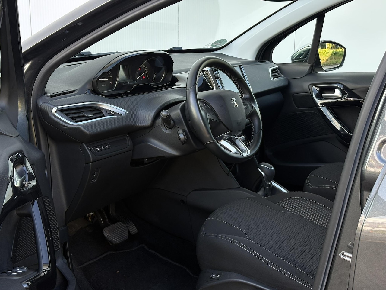 Peugeot 208 - 1.2 PureTech Allure | Automaat | Park Assist | Camera | Stoelverwarming | CarPlay / Androi