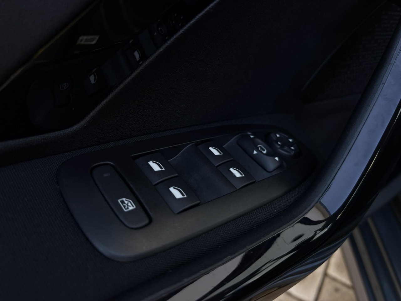 Peugeot 208 - 1.2 PureTech Allure | Automaat | Park Assist | Camera | Stoelverwarming | CarPlay / Androi