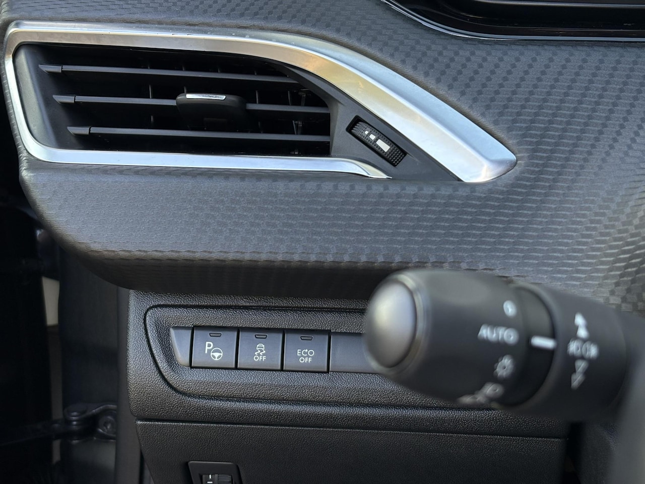 Peugeot 208 - 1.2 PureTech Allure | Automaat | Park Assist | Camera | Stoelverwarming | CarPlay / Androi