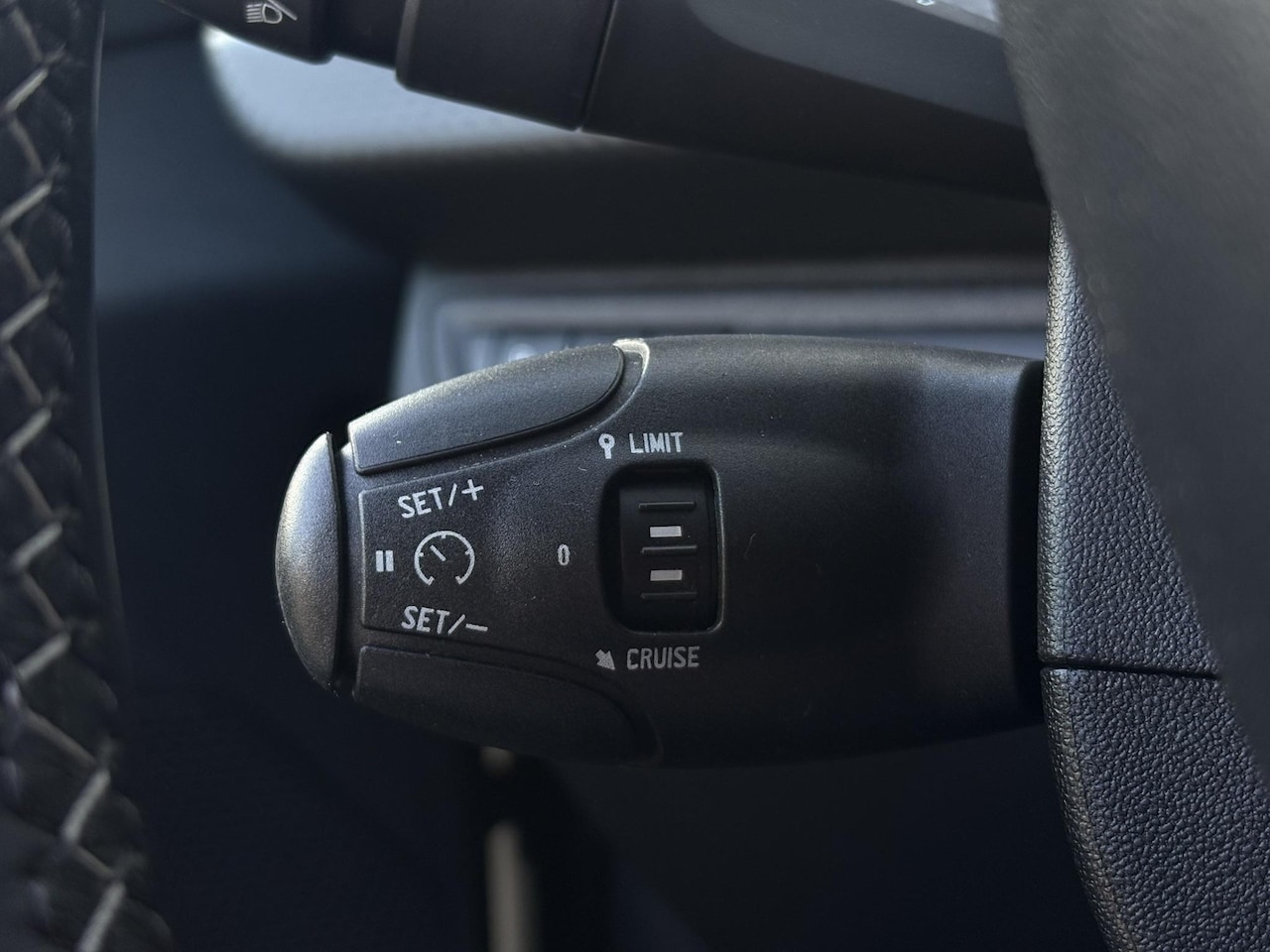 Peugeot 208 - 1.2 PureTech Allure | Automaat | Park Assist | Camera | Stoelverwarming | CarPlay / Androi