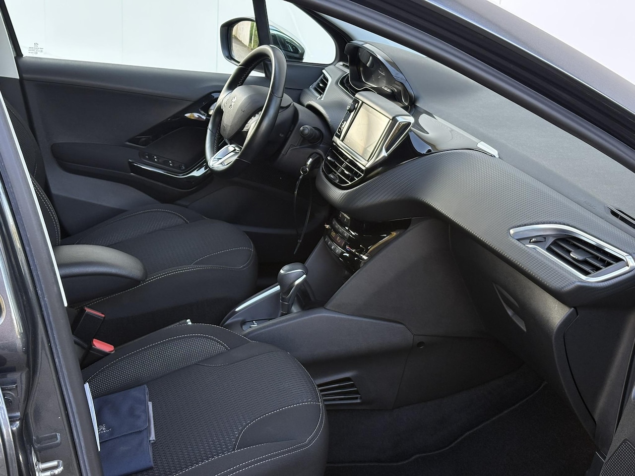 Peugeot 208 - 1.2 PureTech Allure | Automaat | Park Assist | Camera | Stoelverwarming | CarPlay / Androi