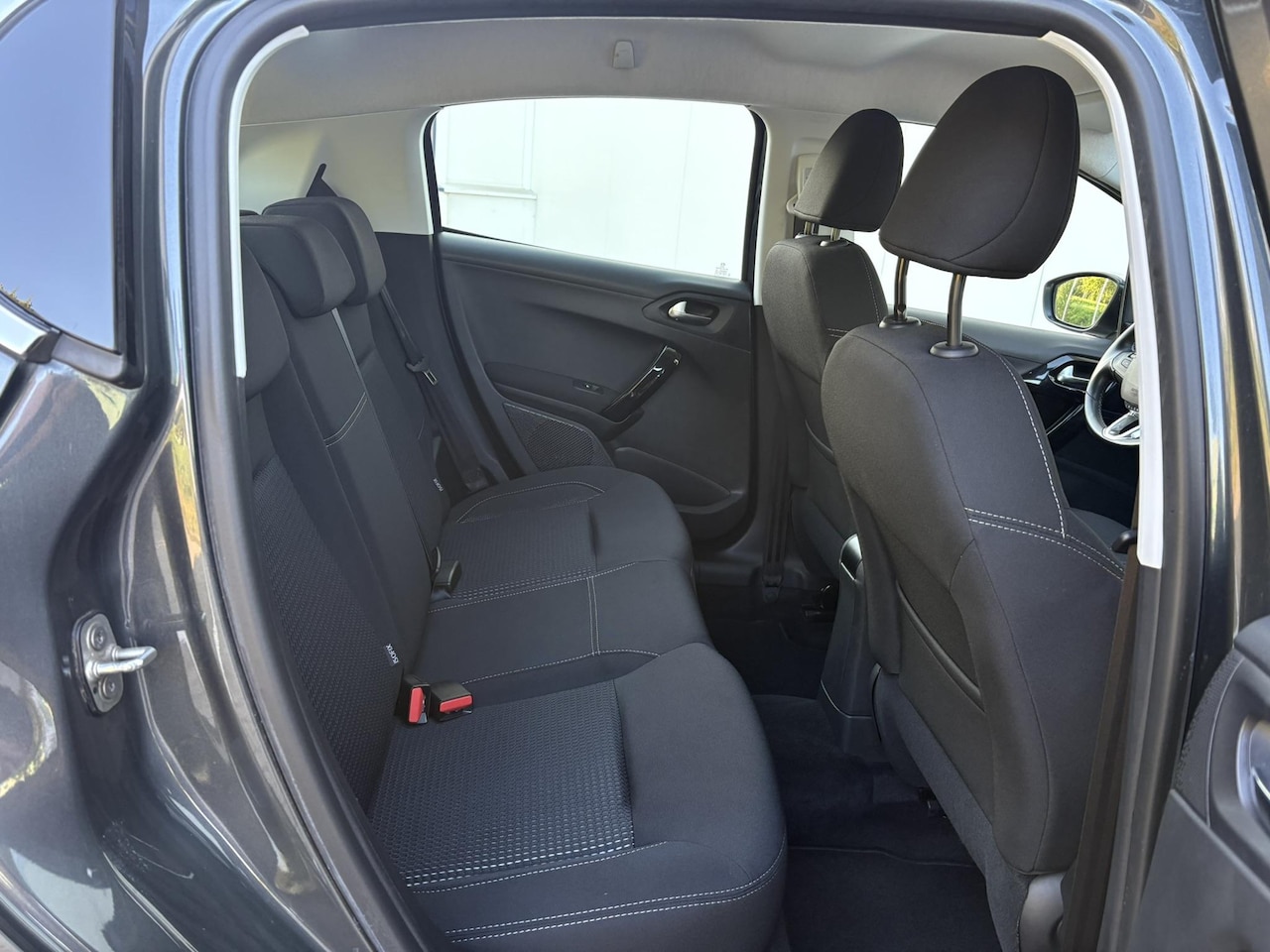 Peugeot 208 - 1.2 PureTech Allure | Automaat | Park Assist | Camera | Stoelverwarming | CarPlay / Androi
