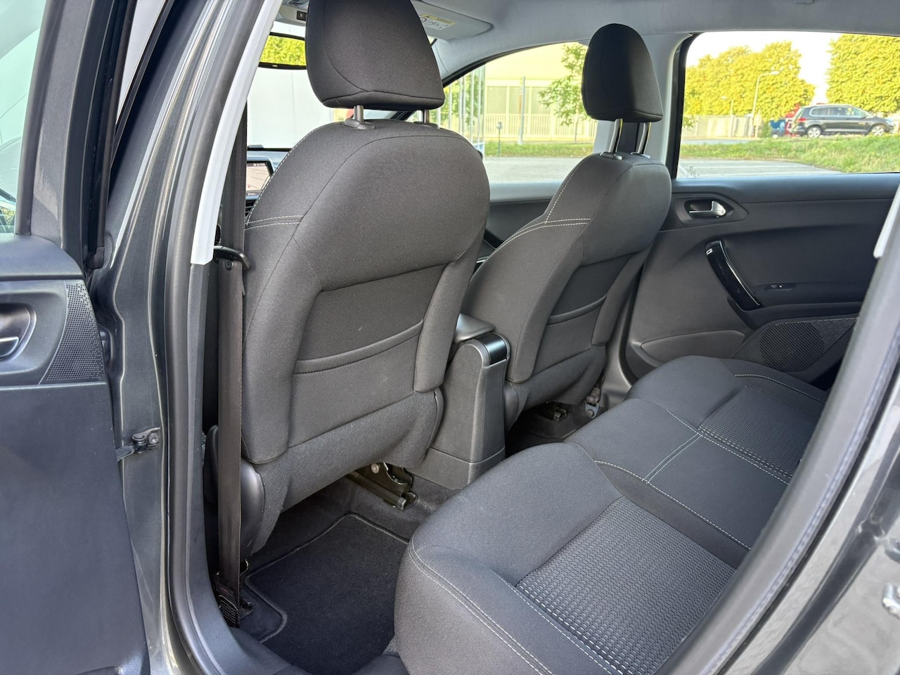 Peugeot 208 - 1.2 PureTech Allure | Automaat | Park Assist | Camera | Stoelverwarming | CarPlay / Androi