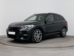 BMW X1 - sDrive20i High Executive M Sport Automaat / Sportstoelen / Achteruitrijcamera / Head-Up /