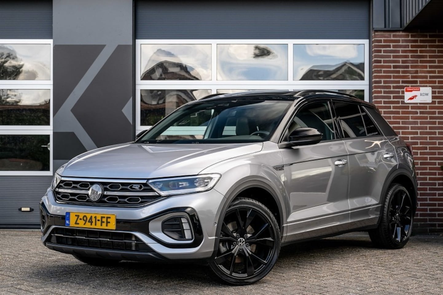 Volkswagen T-Roc - 1.5 TSI R-Line | Panorama | IQ Drive ACC | Camera | IQ Light | 19' Inch |Black Style | Pan - AutoWereld.nl