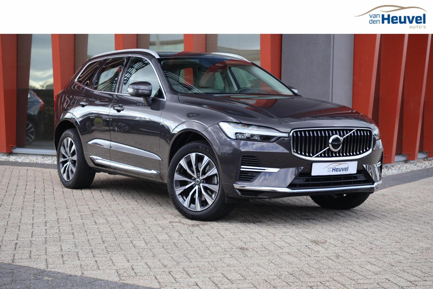 Volvo XC60 - T6 Recharge AWD Inscription | Stoelverwarming | Trekhaak | Parkeercamera | Leder | Panoram - AutoWereld.nl