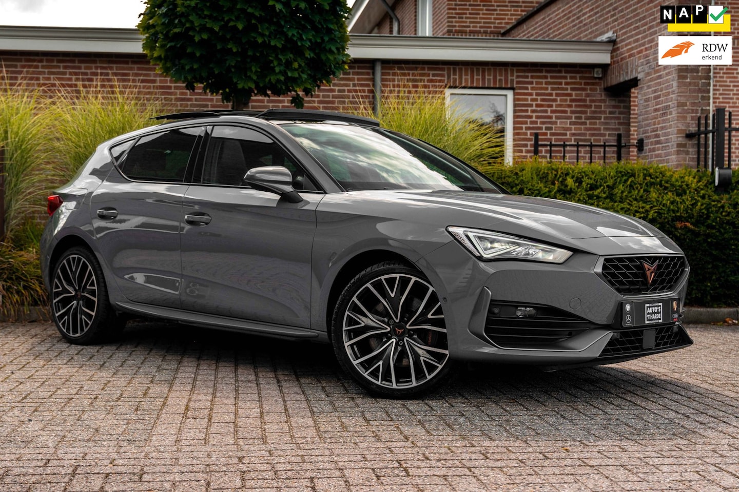 CUPRA Leon - 1.4 e-Hybrid 245 PK ACC Pano Camera VZ Stuurwiel Keyless Stoel/Stuurverw. 19'' - AutoWereld.nl