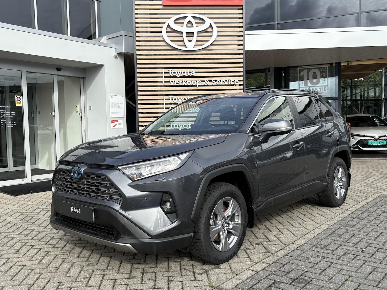 Toyota RAV4 - 2.5 Hybrid AWD Dynamic STOELVERW PARK-SENSOREN CAMERA APPLE/ANDROID LM-VELGEN DAB+ AD-CRUI - AutoWereld.nl