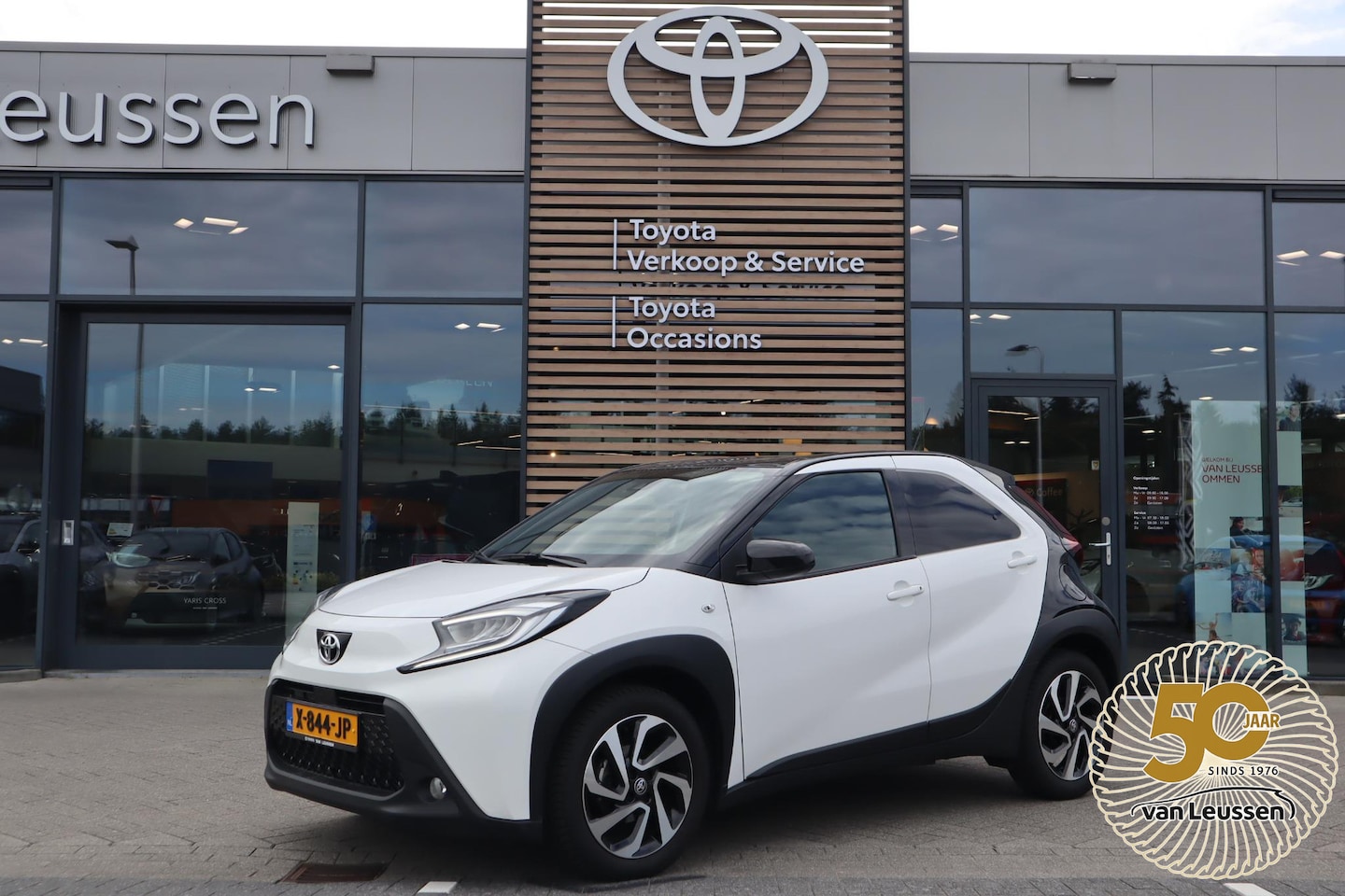 Toyota Aygo X - PULSE APPLE/ANDROID 17''LM-VELGEN ALL-SEASON PRIVACY-GLASS CAMERA ADAP. CRUISE - AutoWereld.nl