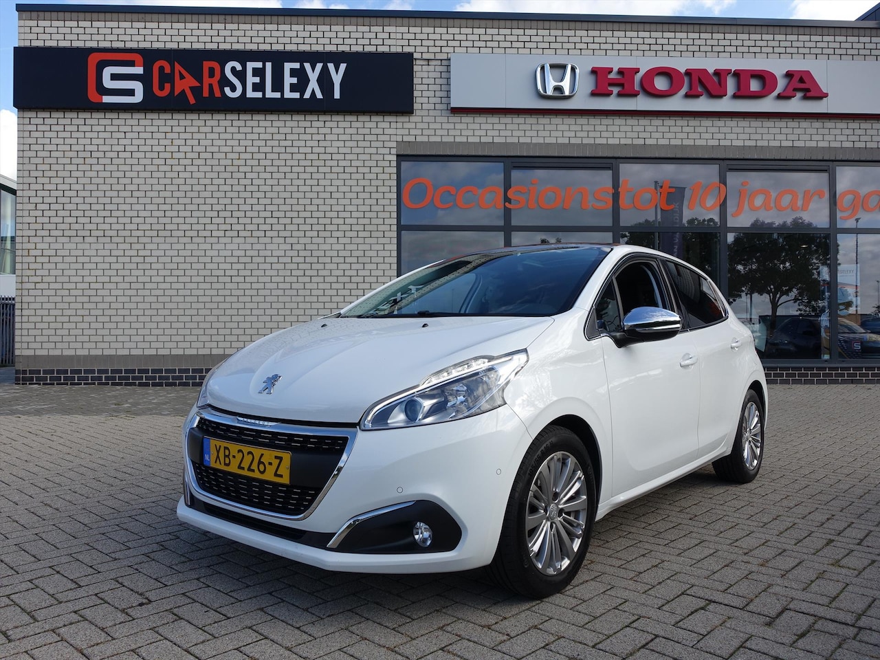 Peugeot 208 - 1.2 Puretech 110pk Allure Navigatiesysteem en Panoramadak en Parkeerhulp en Middenarmsteun - AutoWereld.nl