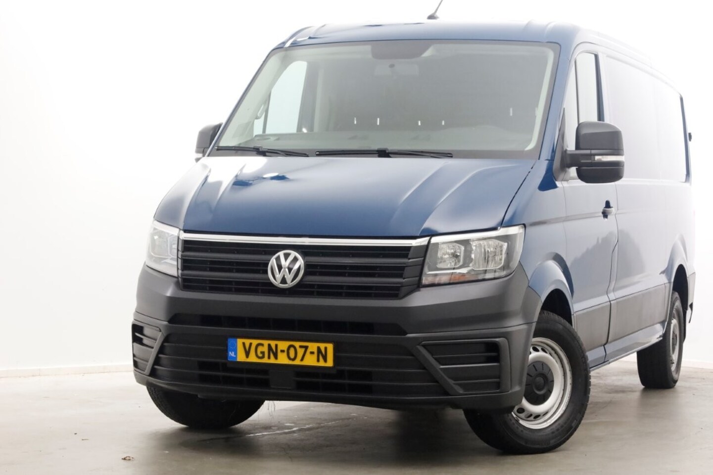 Volkswagen Crafter - 35 2.0 TDI 177pk RWD L3H2 (L2H1) Airco/Navi/Trekhaak 3500kg 08-2020 - AutoWereld.nl