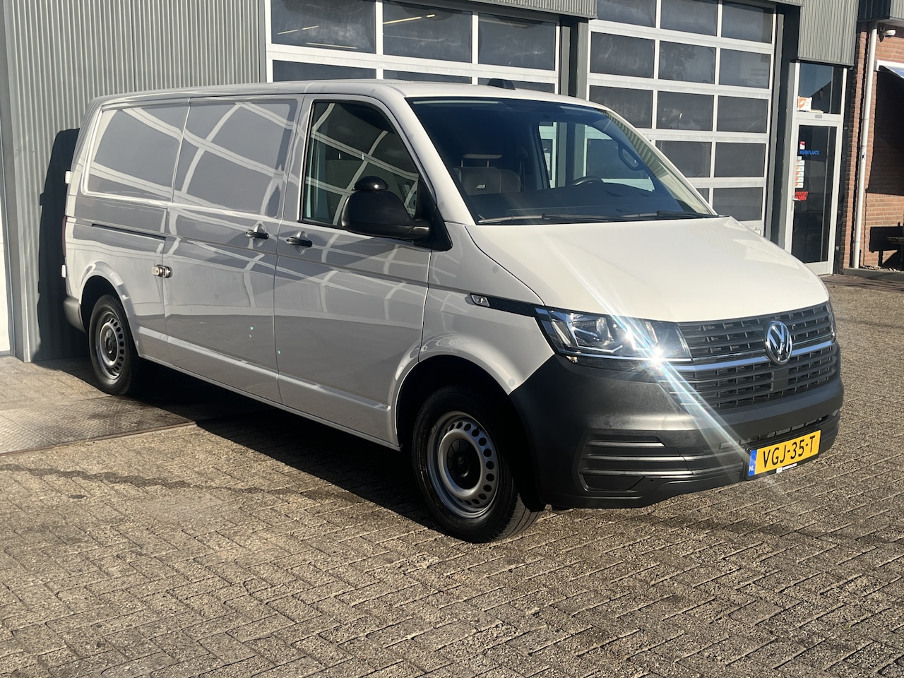Volkswagen Transporter - 2.0 TDI L2H1 Sortimo Kastinrichting Trekhaak 2200kg trekgewicht Airco Cruise controle Came - AutoWereld.nl