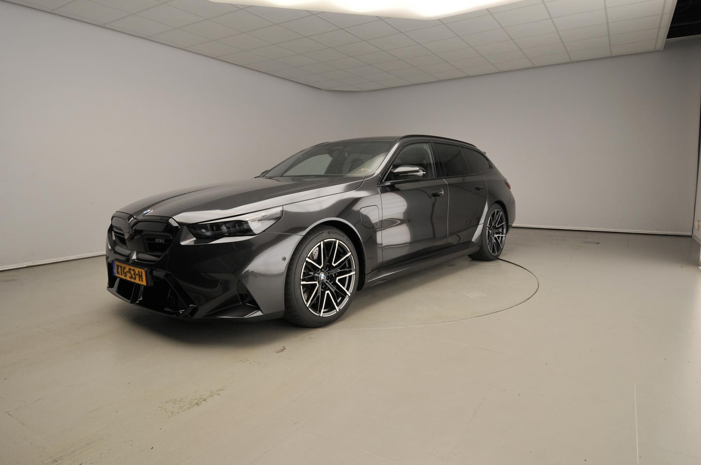 BMW 5-serie Touring - M5 Panoramadak / Trekhaak / Bowers & Wilkins / Driving assist prof / Getint glas / Alu wie - AutoWereld.nl