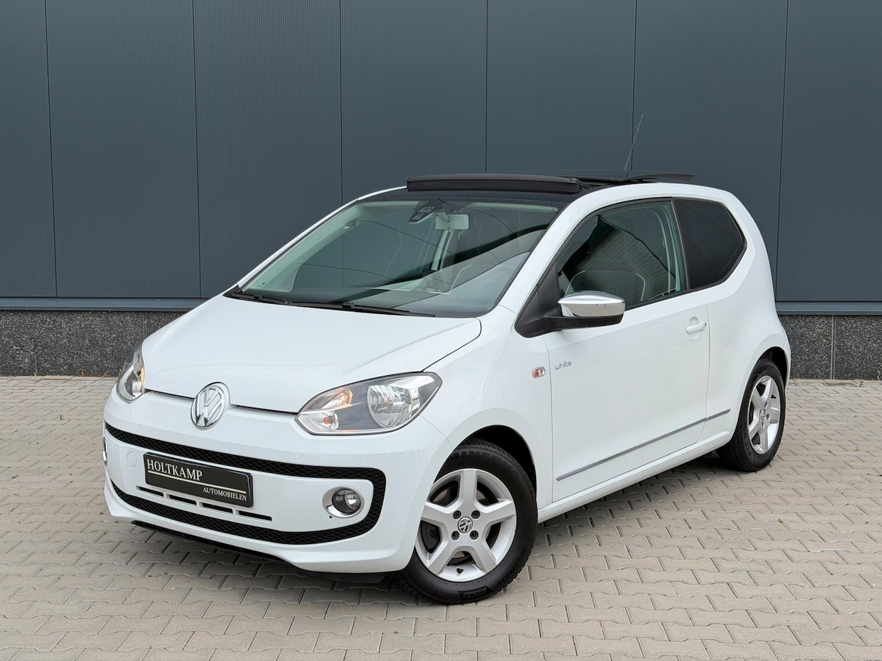 Volkswagen Up! - 1.0 White Up | PANO | CRUISE | AIRCO | STOELVERWARMING | TREKHAAK - AutoWereld.nl