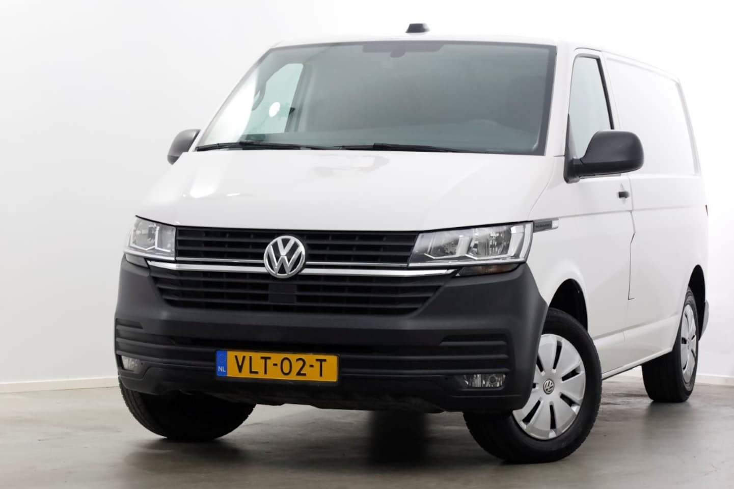 Volkswagen Transporter - T6.1 2.0 TDI 150pk DSG-Automaat L1H1 Airco/CarPlay/Achterklep 10-2021 - AutoWereld.nl