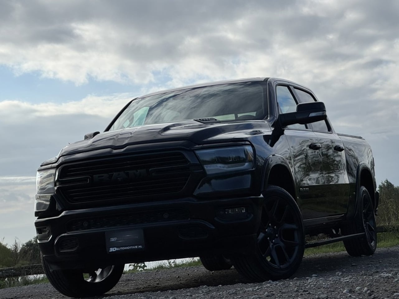 Dodge Ram 1500 - LARAMIE NIGHT 5.7L V8, LAGE BIJTELLING, PANO, BLIS, H&K, ACC, 360, LUCHTV, LPG, BOMVOL! - AutoWereld.nl