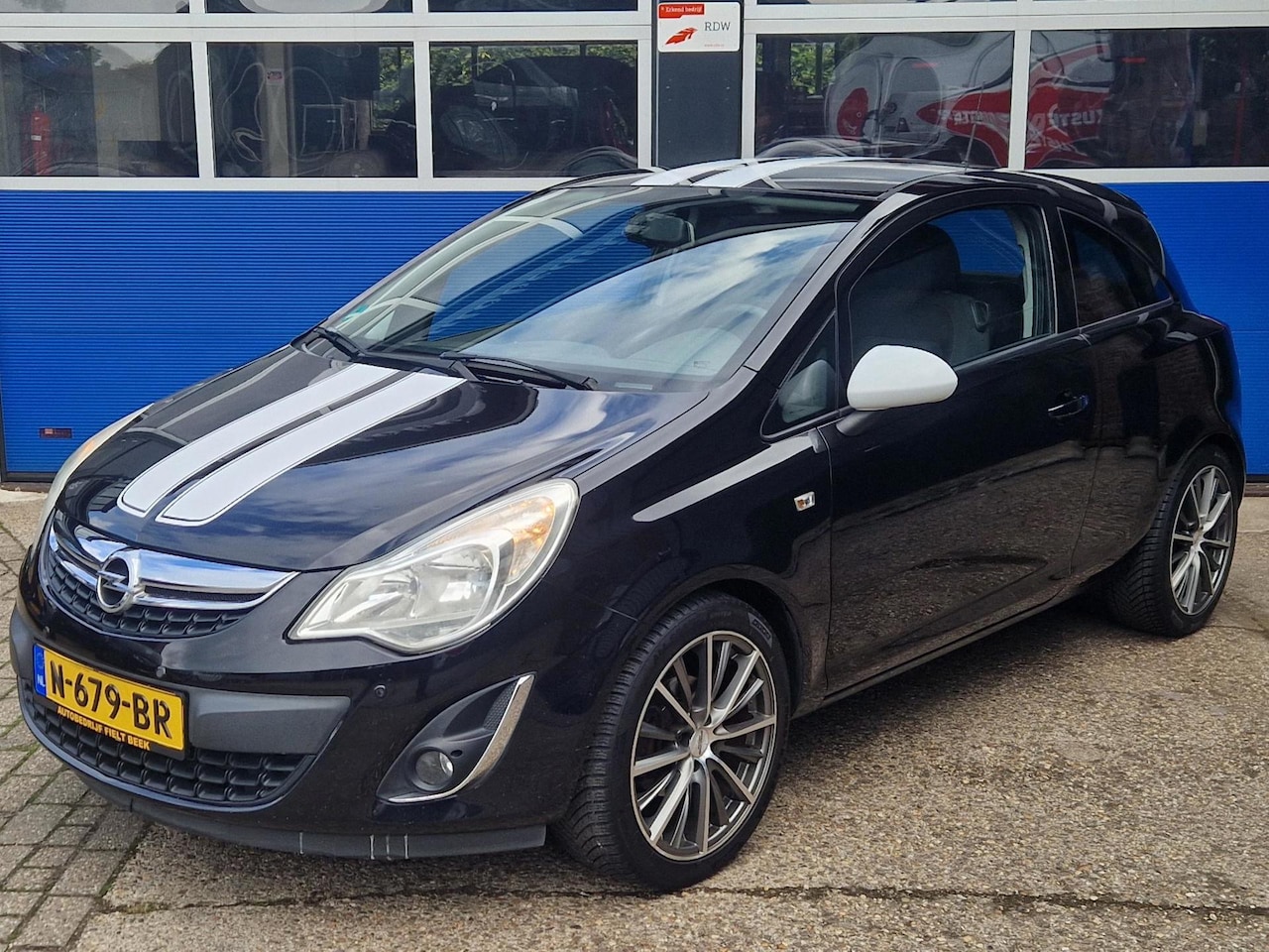 Opel Corsa - 1.4-16V Cosmo / 17 inch / Cruise control / Stoelverwarming / Stuurverwarming / Bluetooth / - AutoWereld.nl
