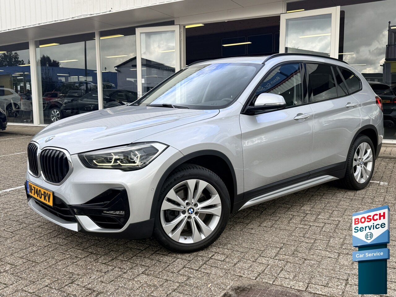 BMW X1 - xDrive20i High Executive | Afn. trekhaak | Pano | LED | Leder | Sportstoelen | Apple/Andro - AutoWereld.nl