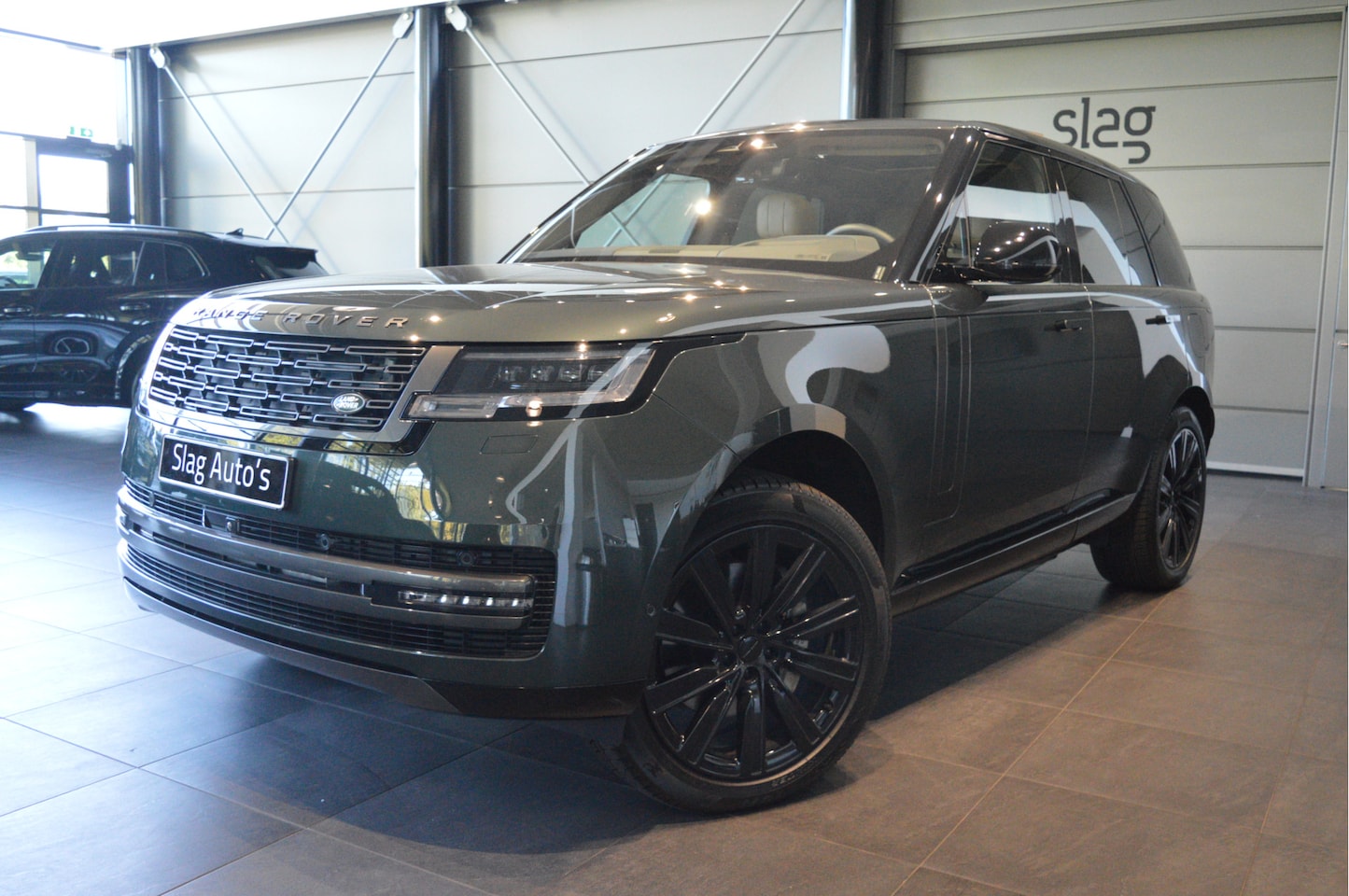 Land Rover Range Rover - 3.0 P460e LWB HSE PHEV pano trekhaak !! - AutoWereld.nl