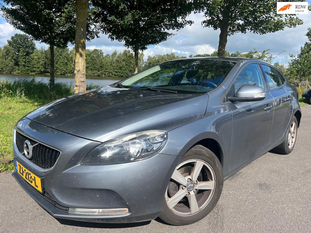 Volvo V40 - 2.0 D2 Momentum | Clima | Cruise | Navi | Trekhaak | APK april 2027 - AutoWereld.nl