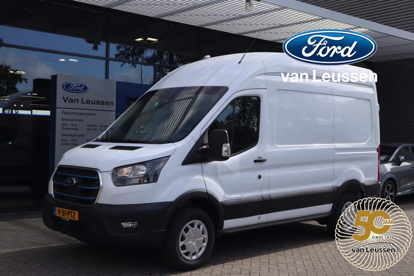 Ford E-Transit - 350 L2H3 TREND 68KWH 3-PERS STOELVERW. P-SENSOREN ALL-SEASON 4-JAAR/100.000KM FABR.GARANTI - AutoWereld.nl