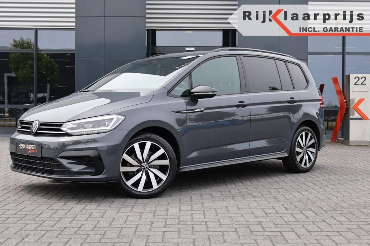 Volkswagen Touran - 1.5 TSI DSG R-Line / 7 persoons/ Camera / LED/ PDC/ App-Connect/ Navi - AutoWereld.nl