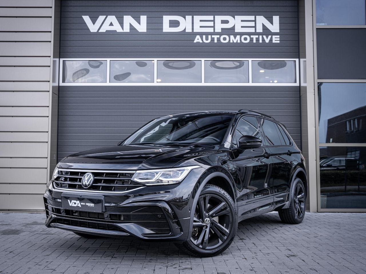 Volkswagen Tiguan - 1.4 TSI eHybrid R-Line Business+ - Pano l Trekh. l IQ-Light l 360cam - AutoWereld.nl