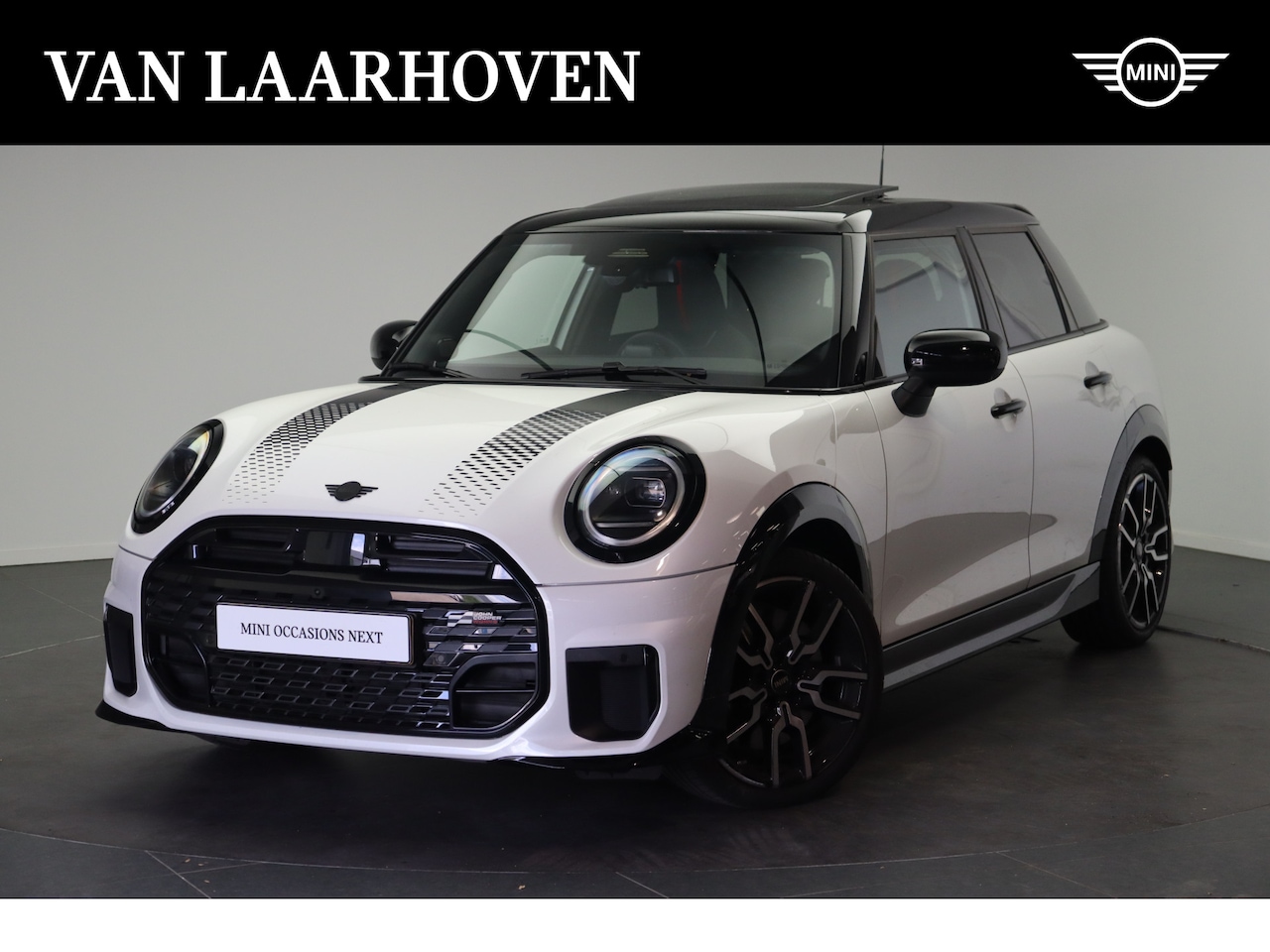 MINI 5-Deurs - Hathcback Cooper S Automaat / John Cooper Works / Pakket XL / 18" JCW Lap Spoke 2-tone - AutoWereld.nl
