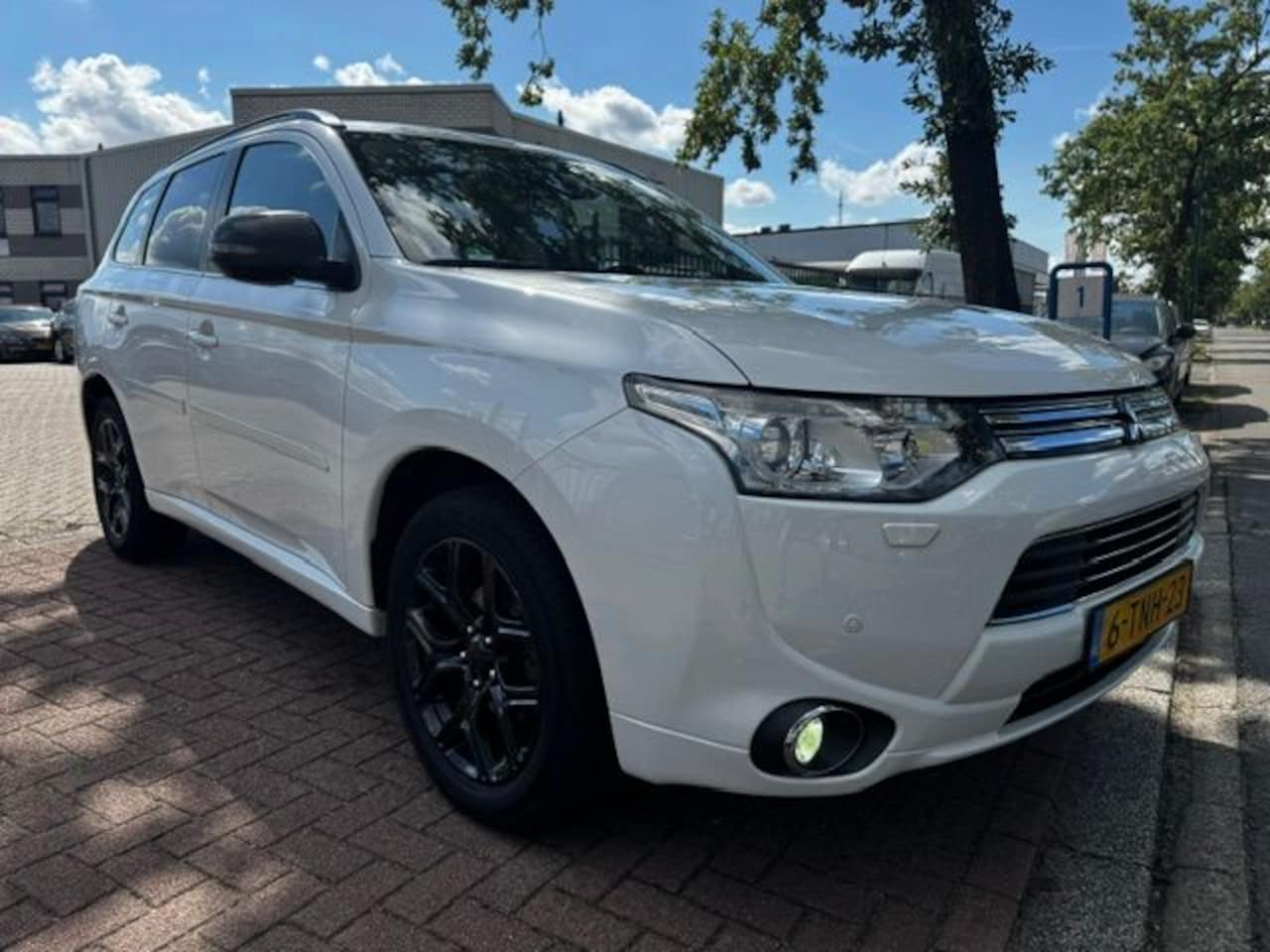 Mitsubishi Outlander - 2.0 PHEV Instyle 4x4 Automaat Airco/ECC,Navi,Camera,Leder Zeer Nette Auto - AutoWereld.nl