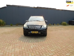 Mercedes-Benz M-klasse - 350 letop zeer nette auto rijdt en schakelt goed maar motor rookt wat nl auto met nap