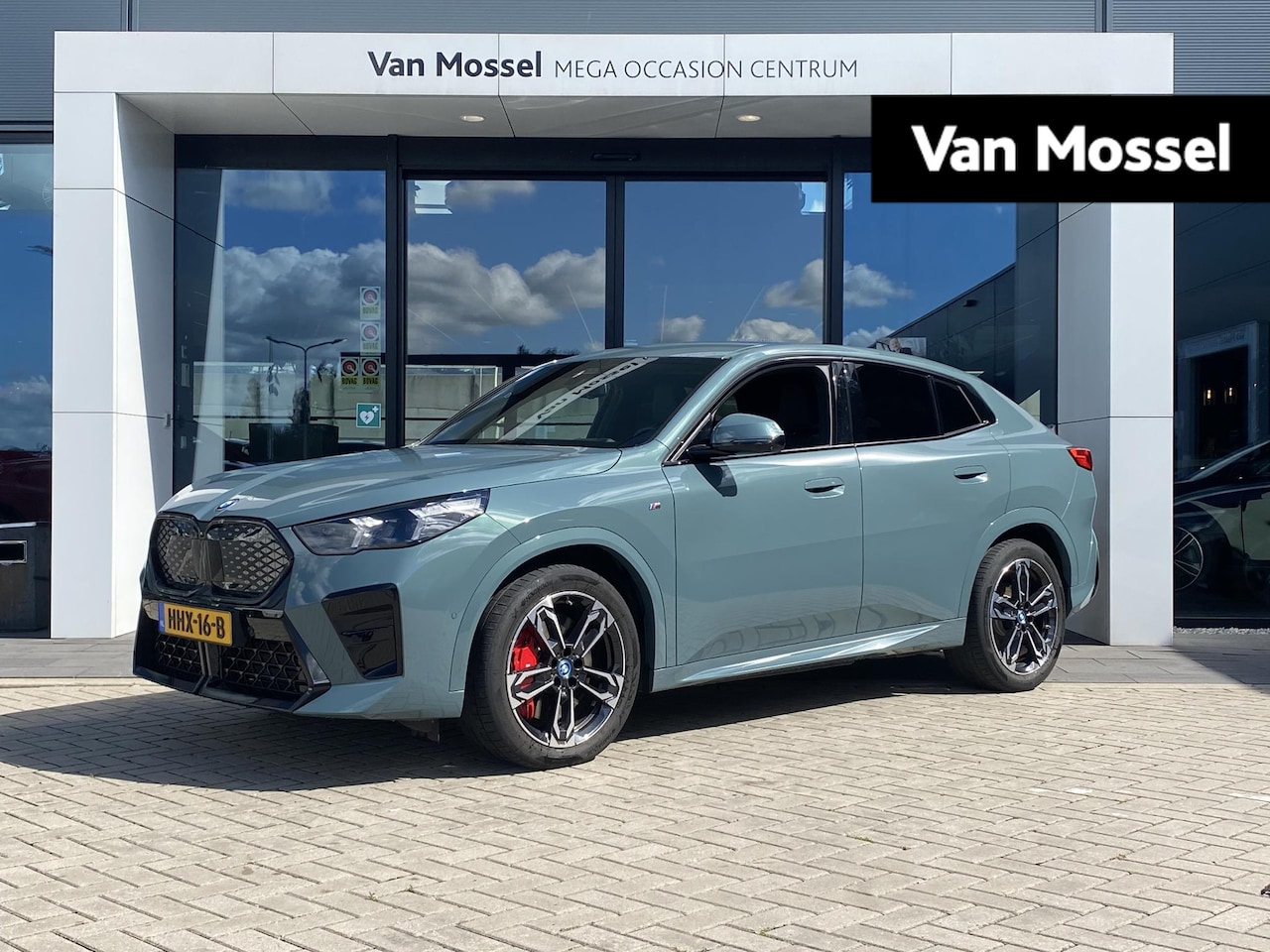 BMW iX2 - eDrive20 67 kWh | TREKHAAK | 360 CAMERA | MEMORY STOELEN | HARMAN KARDON | ELEK.KOFFERBAK - AutoWereld.nl