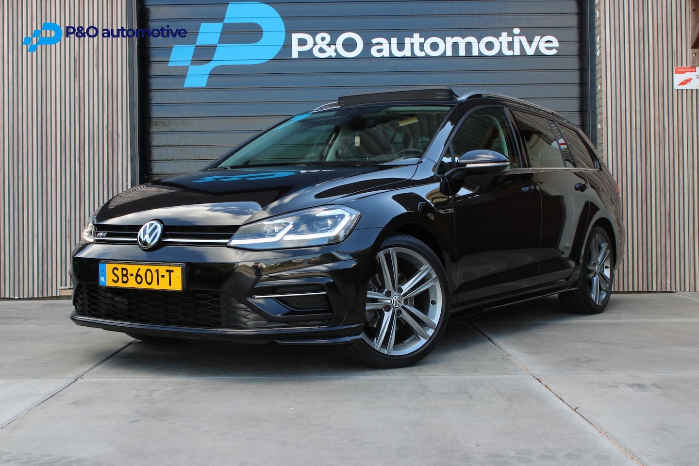 Volkswagen Golf Variant - 1.0 TSI Highline Business R PANO - AutoWereld.nl