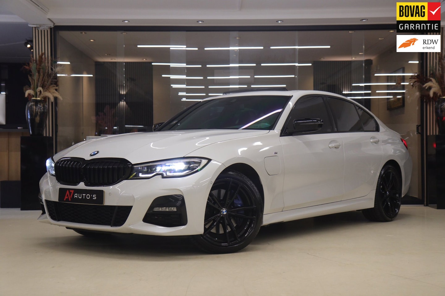 BMW 3-serie - 330e High Executive M Sport /PANO/SFEER/CARPLAY/CAM/BOMVOL - AutoWereld.nl