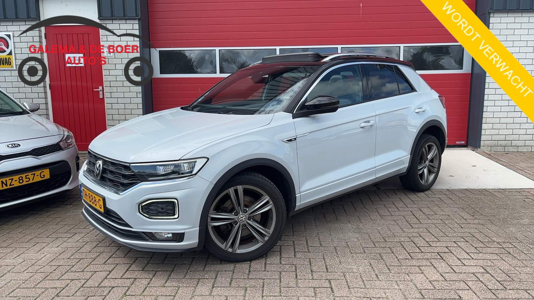 Volkswagen T-Roc - 1.5 TSI Sport R-LINE / AUTOMAAT / NWE D-RIEM / PANORAMADAK / TREKHAAK / FULL LED / CAMERA - AutoWereld.nl