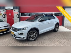 Volkswagen T-Roc - 1.5 TSI Sport R-LINE / AUTOMAAT / NWE D-RIEM / PANORAMADAK / TREKHAAK / FULL LED / CAMERA