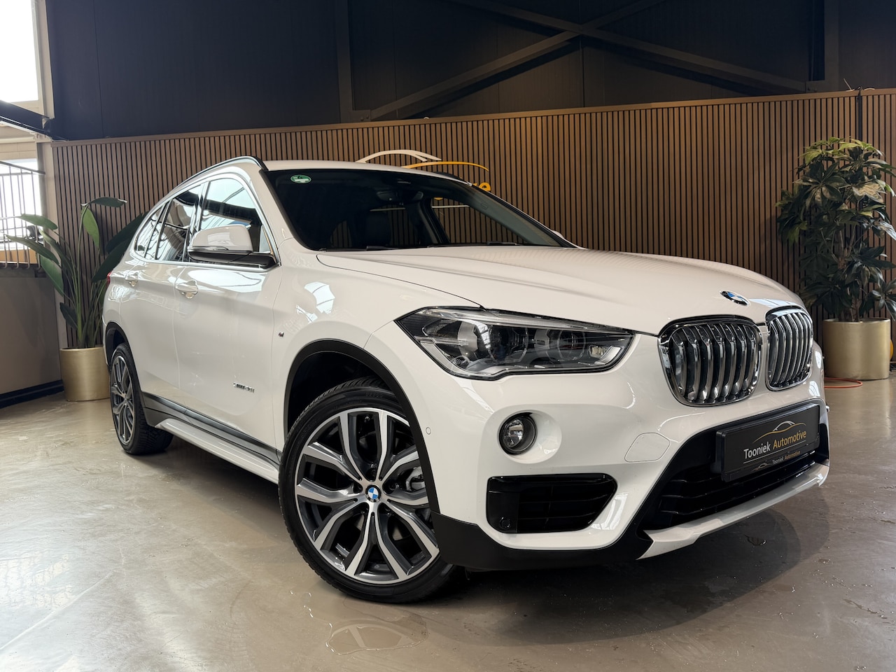 BMW X1 - sDrive20i Executive M-PAKKET AUTOMAAT | LEDER | NAVIGATIE | - AutoWereld.nl