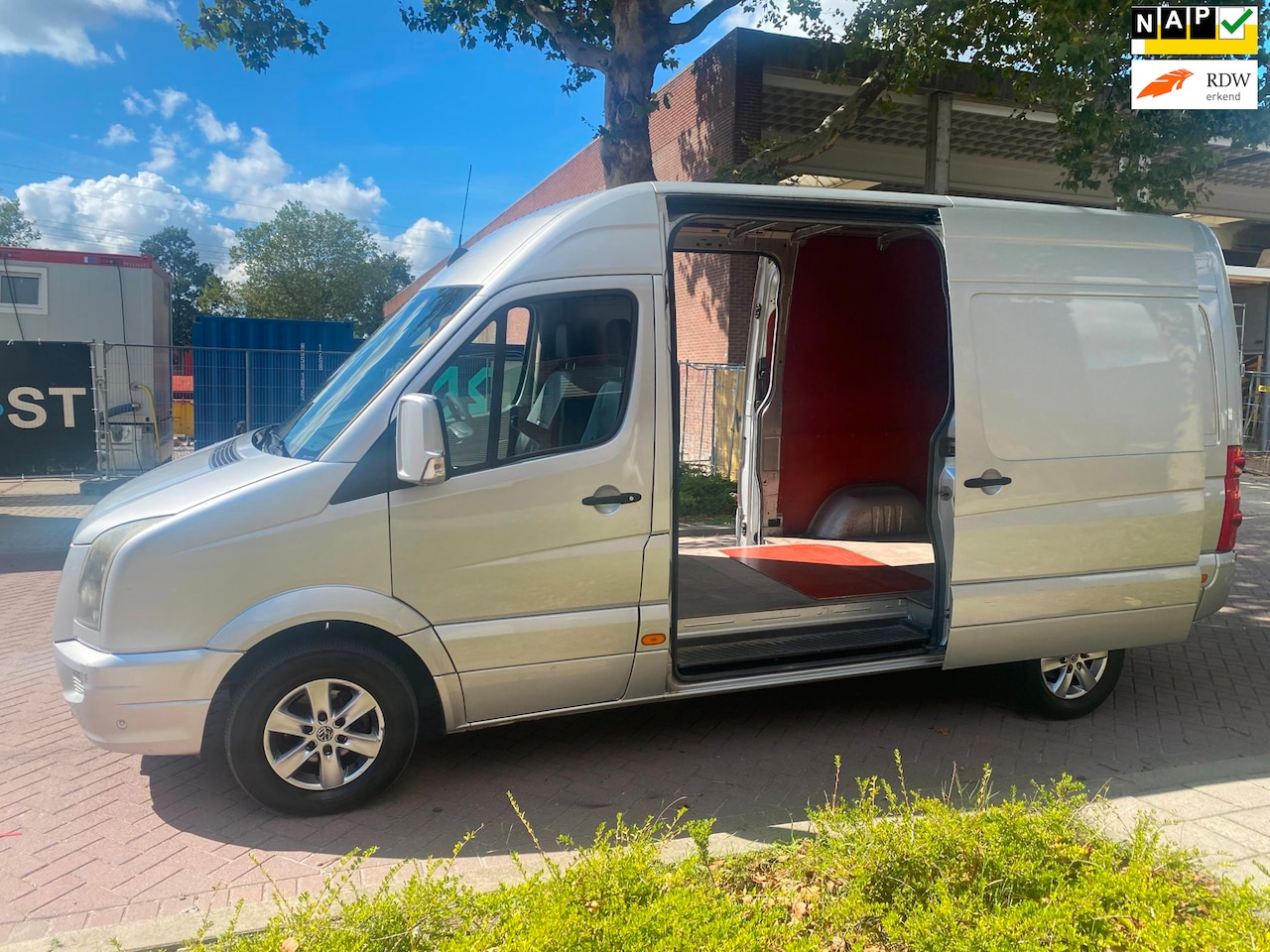 Volkswagen Crafter - 35 2.5 TDI L2H2 DC Trendline / Airco / Automaat / Cruise Control / 100KW=166PK/ 2X Zijdeur - AutoWereld.nl