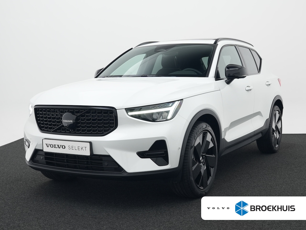 Volvo XC40 - B4 Plus Black Edition | 360° Camera | Nubuck | Panoramadak | Harman/Kardon | 20" | Trekhaa - AutoWereld.nl