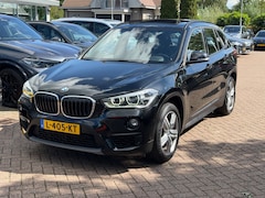 BMW X1 - sDrive18i / Panoramadak / Leder / Parkeerhulp V+A / Navigatie / 17'' / Stoelverwarming / C