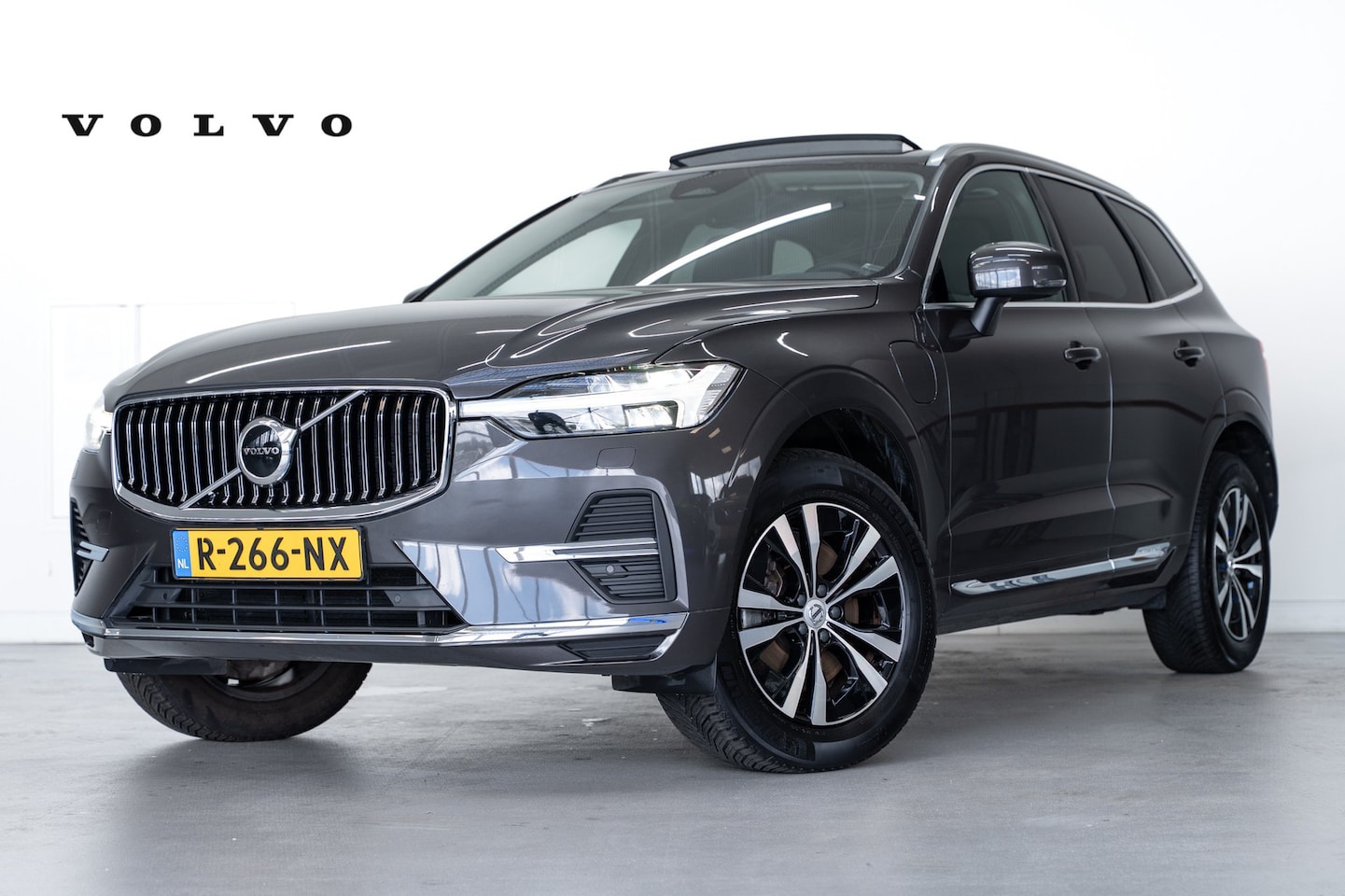 Volvo XC60 - T6 350PK AWD Core Bright | Leder | Climate | Trekh. | BLIS | ACC | Pano-dak | all season | - AutoWereld.nl