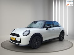 MINI 5-Deurs - 1.5 Cooper C Blackyard |automaat | 2 tone | camera | dodehoek detectie |