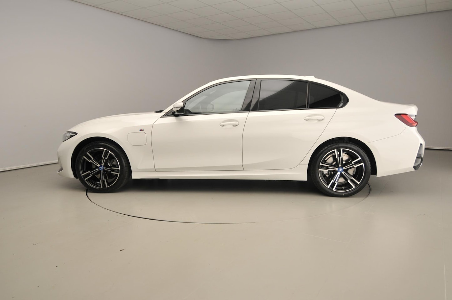 BMW 3-serie - Sedan 320e | M-Sportpakket | LED | Navigatie | Trekhaak | Stoelverwarming | DAB | Alu 18 i - AutoWereld.nl