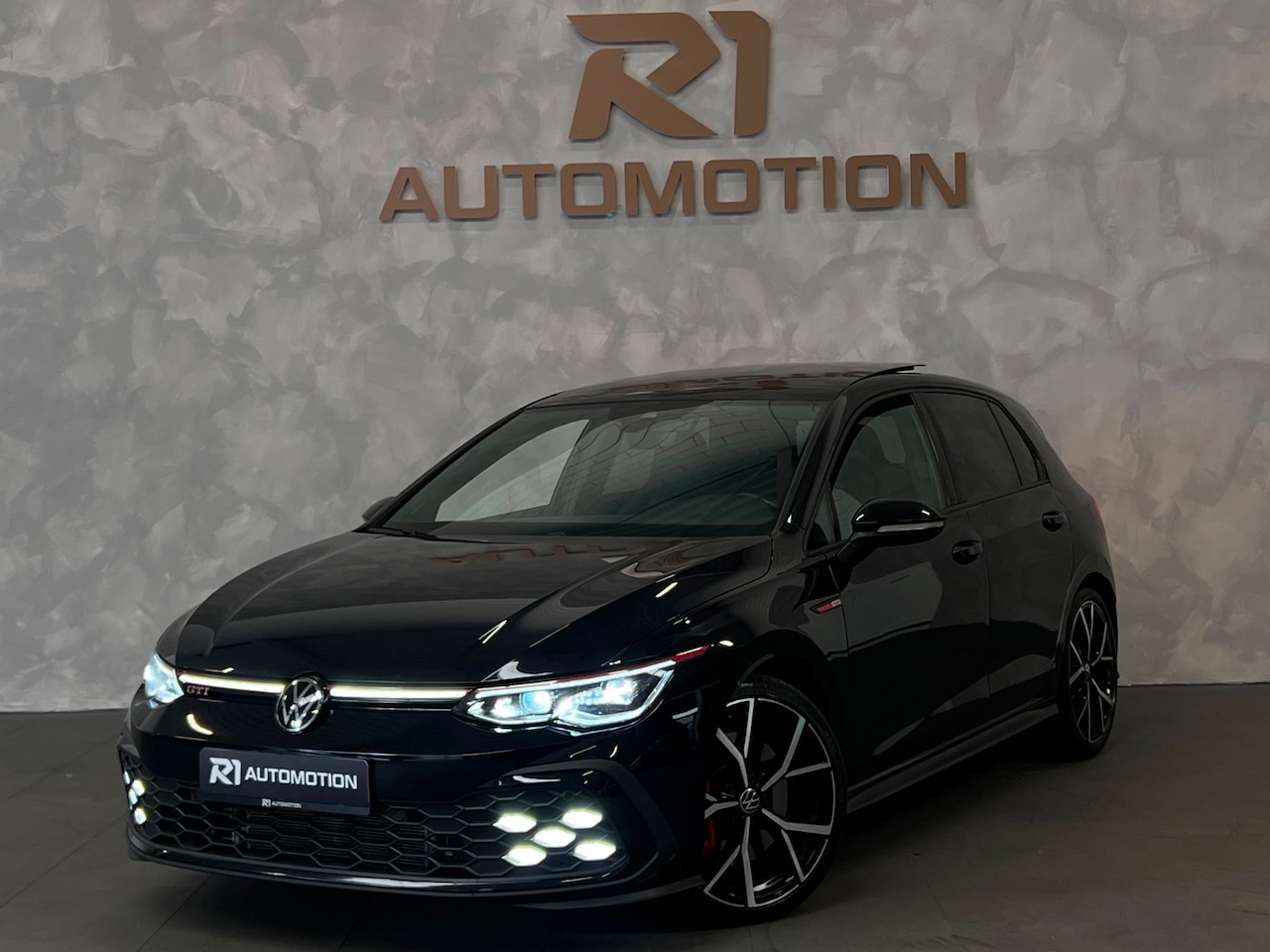 Volkswagen Golf - 2.0 TSI GTI|PANO|KEYLESS|CAMERA|TREKHAAK|MATRIX LED|DODEHOEK|H/K|SFEERVERLICHTING|DEALER O - AutoWereld.nl