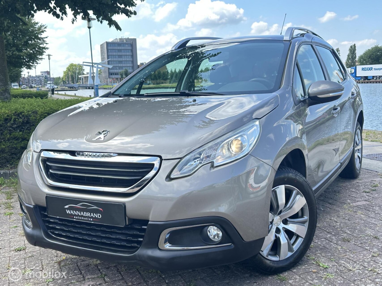 Peugeot 2008 - 1.2 PureTech Blue Lion | Pano | Cruise | Trekhaak - AutoWereld.nl