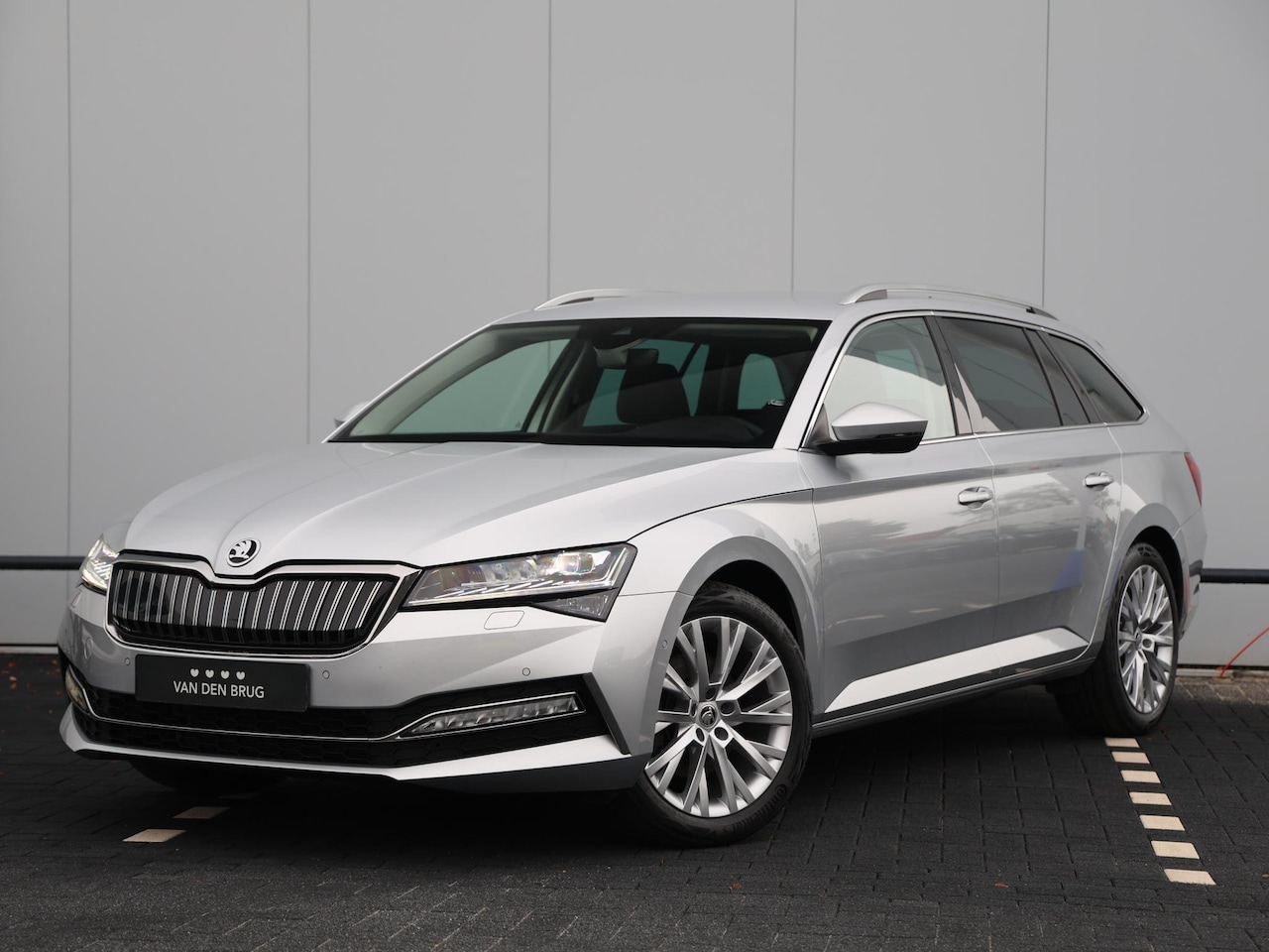 Skoda Superb Combi - 1.4 TSI iV Business Edition Plus 218pk DSG | Dealer onderhouden | LED Matrix | Navigatie | - AutoWereld.nl