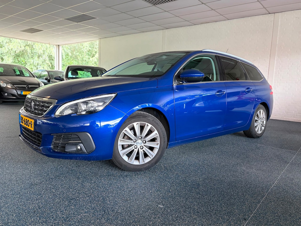 Peugeot 308 SW - 1.2 PureTech Blue Lease Premium | Panoramadak | Navi | Camera | DAB+ | Trekhaak | - AutoWereld.nl