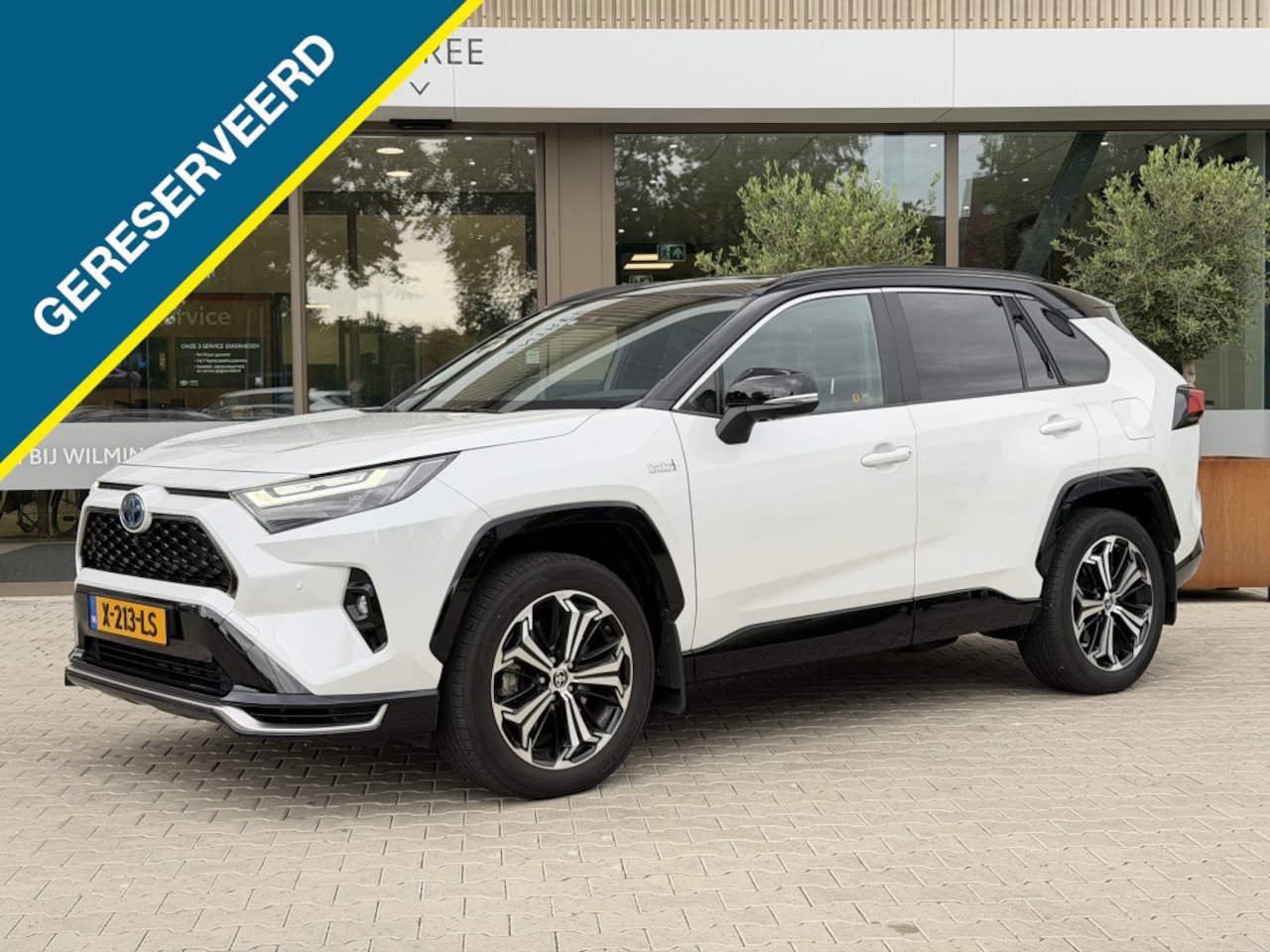 Toyota RAV4 - 2.5 PHEV Bi-Tone+ AWD | Trekhaak | Panoramadak | Stoel Verwarming & Ventilatie | - AutoWereld.nl