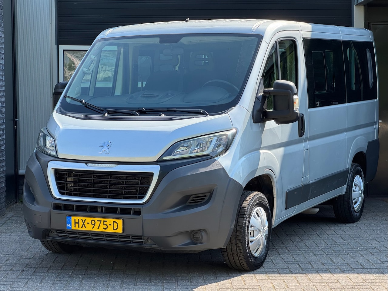 Peugeot Boxer - 330 2.0 BlueHDI EURO6 L1H1 9P Airco, Navi, NAP - AutoWereld.nl