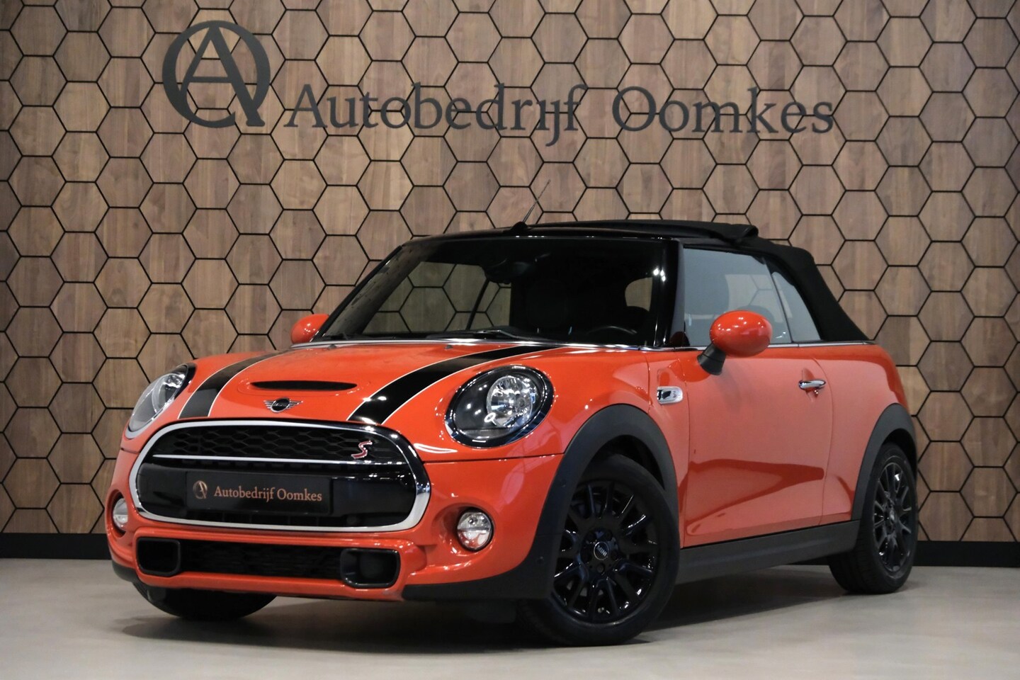 MINI Cabrio - 2.0 Cooper S *46.976km* |Sportinterieur/Navigatie| Solaris Orange Metallic - AutoWereld.nl
