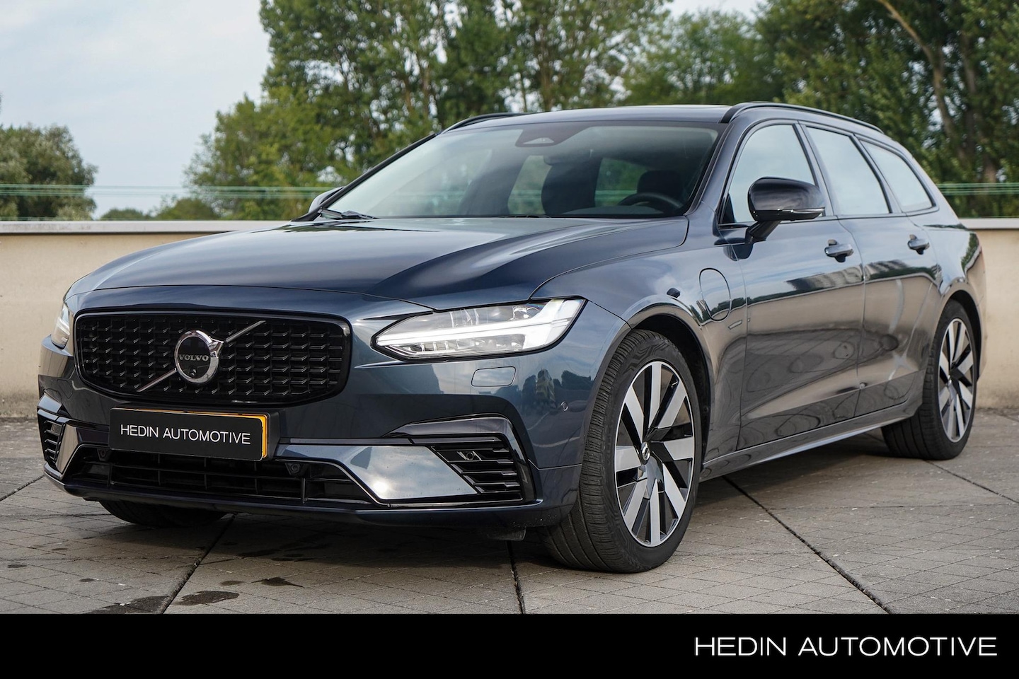 Volvo V90 - 2.0 T8 Plug-in hybrid AWD Ultra Dark Trekhaak | Panoramadak | Gelamineerde zijruiten en ac - AutoWereld.nl
